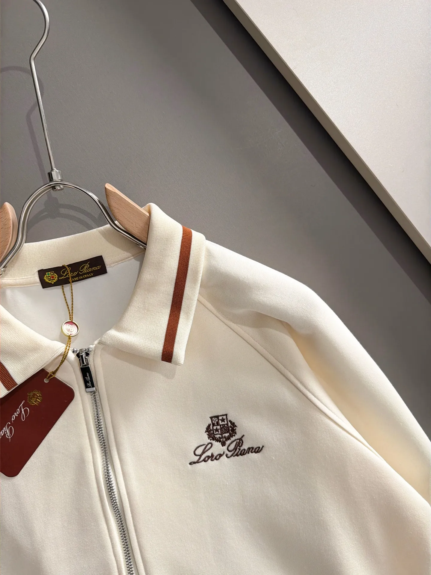 🛫🛫🛫High version Loro Piana suit 26ss customized top-quality fabric new jacket casual pants, ribbon letter embroidery stitching new show products‼ The product is in perfect condition, comfortable and warm, complete with three labels, full and attractive color, very outstanding design, customized hardware accessories can easily enhance the fashion sense, the workmanship is extremely elegant and rigorous, and the wiring is neat and meticulous! A masterpiece from a famous designer! The upper body does not look bloated and is super handsome! Sizes：M～XXXL